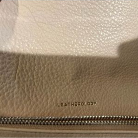 Leatherology- Small leather envelope style crossbodya purse in light pink. - Picture 4 of 4